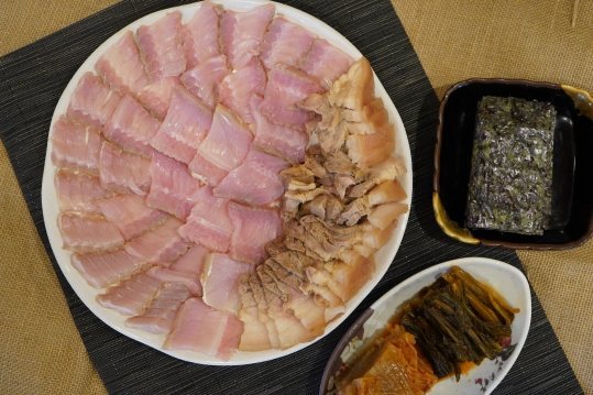 위에서 본 홍어·수육 접시와 김, 김치