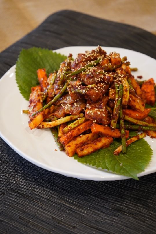 깻잎 위에 담은 붉은 양념 무침