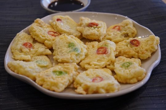 고추 고명을 올린 전 한 접시와 간장