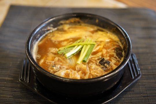 검은 뚝배기에 담긴 탕