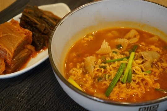 라면 한 그릇과 김치