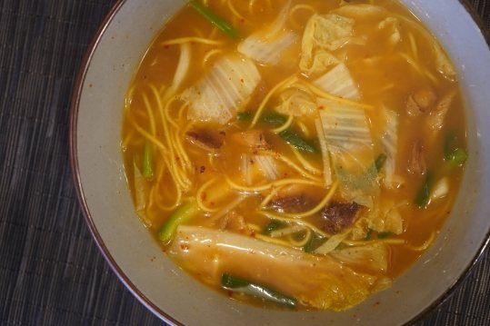 배추와 파가 든 국수 한 그릇